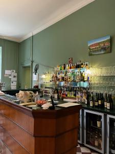 QuingeyHôtel Restaurant Chez Gervais的酒吧提供许多瓶装葡萄酒