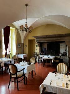 QuingeyHôtel Restaurant Chez Gervais的一间带桌椅和壁炉的用餐室
