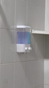 芭堤雅市中心Jurockotel的浴室墙上的肥皂机