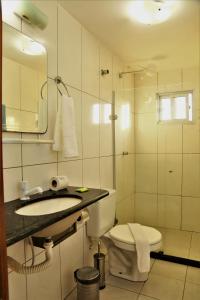 福塔莱萨Beleza Tropical Pousada Hotel的浴室配有卫生间、盥洗盆和淋浴。