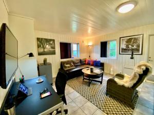 SolliSarpsborg Apartments - Utne Camping的客厅配有沙发和桌子