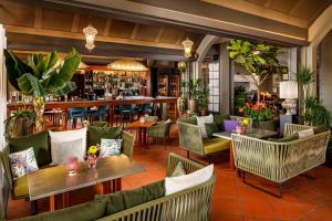 阿斯科纳阿斯科纳贾尔迪诺酒店的一间带桌椅的餐厅和一间酒吧