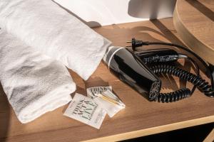 楠泰尔B&B HOTEL NANTERRE Rueil-Malmaison的一张桌子上的电话和毛巾