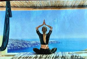 特里卡塞BLU SUITE COTTAGE SUL MARE e SWIMMING POOL的一张画,画一个女人在床上做瑜伽