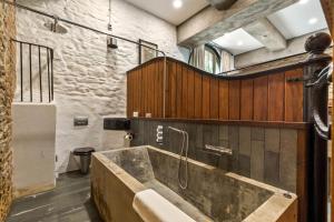 WistonSlebech Park Estate的客房内的浴室设有大浴缸