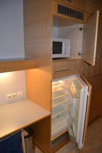 米凯利乌斯库酒店的厨房配有带微波炉的开放式冰箱