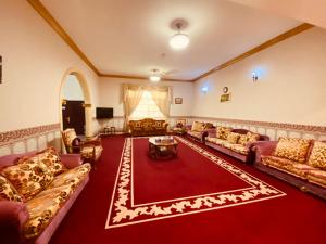 沙迦Holiday Home Rent villa的带沙发和红色地毯的大型客厅