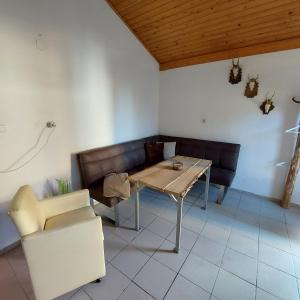 LócsJäger-Lodge的客厅配有桌子和沙发