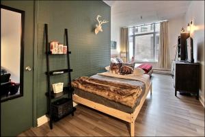 魁北克市INITIAL - LOFT FORESTIER - Centre-Ville de Québec的一间卧室,配有两张床