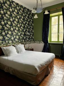 QuingeyHôtel Restaurant Chez Gervais的一间卧室配有一张带花卉墙壁的床