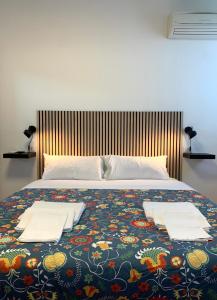 米兰卡希纳贝拉里亚旅舍的床上有两张餐巾