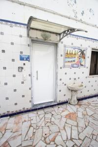 里斯本Oriente DNA Studios IV的一间带门和水槽的浴室