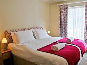 StustonThe Granary的一间卧室配有一张大床和两条毛巾