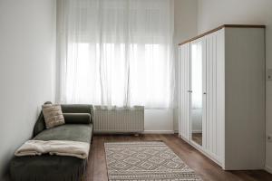 包姚Volenter Lux Apartment Uno的带沙发和大窗户的客厅