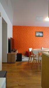塔林Cozy Telliskivi apartment near city centre的客厅配有桌椅和电视。
