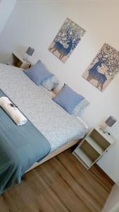里斯本东方DNA二号一室公寓的一间卧室配有一张带蓝色床单和枕头的床。