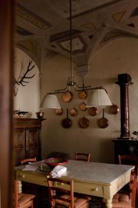 基安蒂格雷夫Villa de' Ricci Rignana di Sveva Rocco di Torrepadula的厨房配有桌子和一些锅碗瓢盆