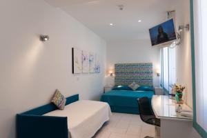 马奥莱全景酒店的小房间设有床和沙发
