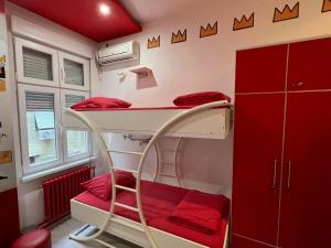贝尔格莱德Pop Art的客房配有红色调的双层床。