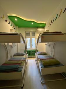 贝尔格莱德Pop Art的绿色天花板的客房内设有两张双层床。