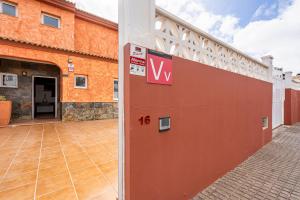 科拉雷侯Villa Paraíso的建筑旁边的红色墙,上面有标志