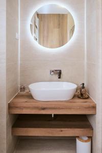 查科韦茨apartman Azul的浴室设有白色水槽和镜子