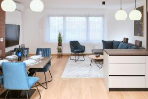 查科韦茨apartman Azul的客厅配有沙发和桌椅