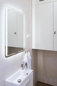 查科韦茨apartman Azul的白色的浴室设有水槽和镜子