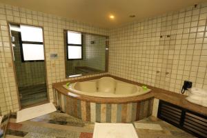 里约热内卢Eden Hotel (Adults Only)的浴室配有浴缸及镜子