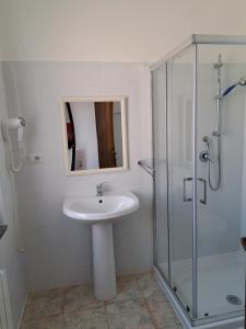 阿尔盖罗B&B ARENOSU25的一间带水槽和玻璃淋浴的浴室