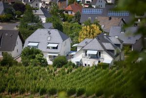 贝尔恩卡斯特尔-库斯Feriendomizil & Weingut Roussel mit Restaurant "La Bonne Adresse"的住宅区内的一排房子