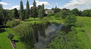 Church StokeMellington Hall Country House Hotel的公园池塘的空中景观