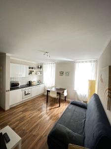 纽伦堡托门公寓的客厅配有沙发和桌子