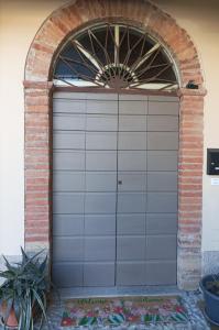 克雷莫纳Appartamento in Cascina Cortazza的车库门,上面有拱门