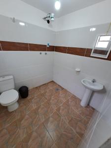 Comunidad YumaniHostal Palacio del Inca的一间带卫生间和水槽的浴室