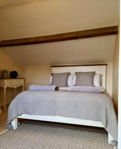 布里斯托纽迪驰农场住宿公寓的卧室配有带枕头的大型白色床