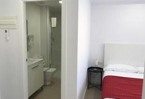 瓦伦西亚Bet Apartments - Reig的一间白色卧室,配有床和一间浴室