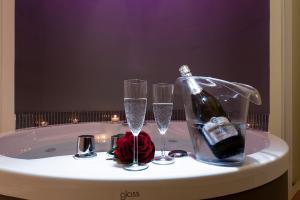 罗马阿根廷住宅风格酒店的浴缸内的一瓶香槟和两杯酒