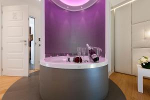 罗马阿根廷住宅风格酒店的浴室设有圆形水槽和紫色墙壁
