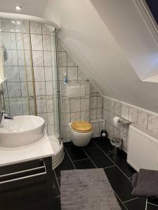 代特莫尔德Häuschen zentral gelegen的浴室配有盥洗盆、卫生间和盥洗盆。