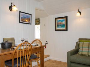 波特里Beaton's Croft House - Uig Skye的一间带桌子和椅子的用餐室