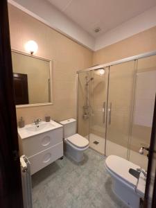 巴基奥Haizea的浴室配有卫生间、盥洗盆和淋浴。