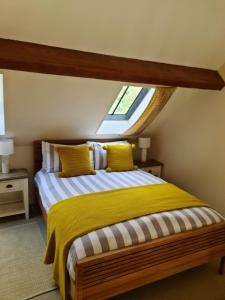 布里斯托纽迪驰农场住宿公寓的一间卧室配有一张黄色毯子床