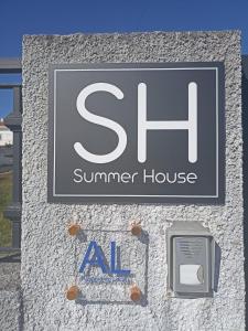 加亚新城Hostel Summer House的建筑物一侧的避暑别墅的标志