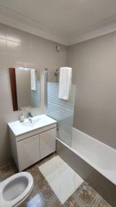 加亚新城Hostel Summer House的一间带水槽、卫生间和镜子的浴室