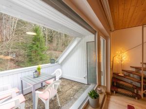 特里贝格Ferienwohnung in Triberg am Waldrand - idyllisch, ruhig, erholsam的阳台配有桌椅和窗户。