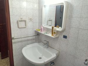 伊斯兰堡Room with Separate Entrance & Parking & Fast Wifi的一间带水槽和镜子的浴室