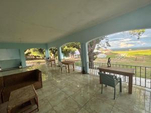 SengaMain Stream Beach Villa的一个带桌椅的海景大堂