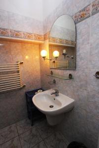 索波特OSW BALTIC Sopot的一间带水槽和镜子的浴室