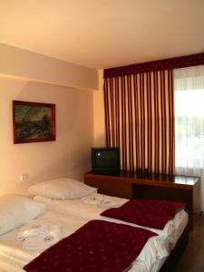 索波特OSW BALTIC Sopot的酒店客房设有两张床和电视。